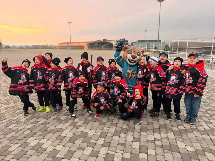 Юные хоккеисты из Симферополя вошли в плей-офф международного турнира в Сочи