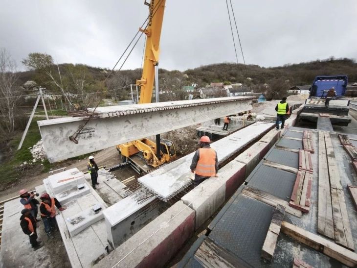 В Крыму собирают новый мост