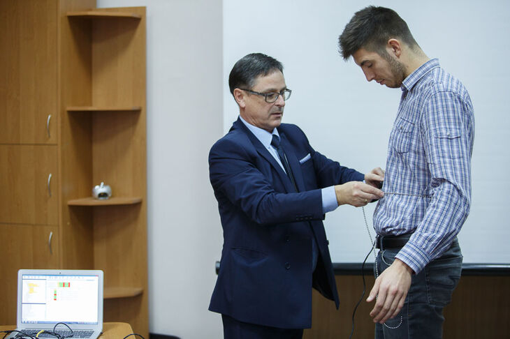 Полиграф, детектор лжи. Лекция профессора для студентов. Фото пресс-службы КФУ